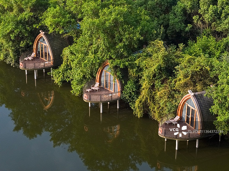航拍建德杭州富春开元芳草地乡村酒店临水客房图片素材