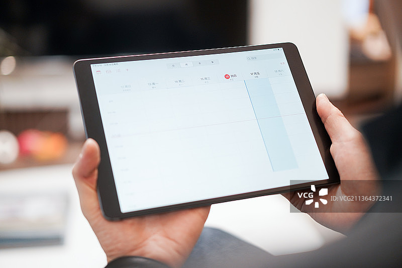 利用平板打开电视机图片素材