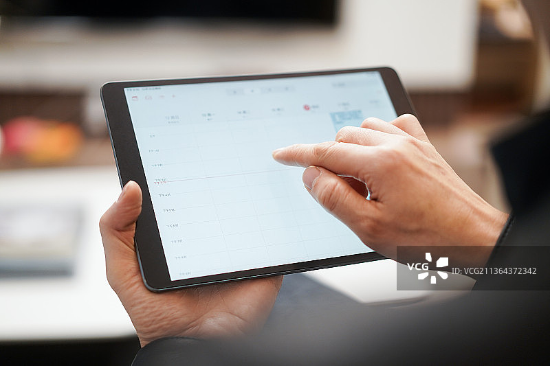 利用平板打开电视机图片素材