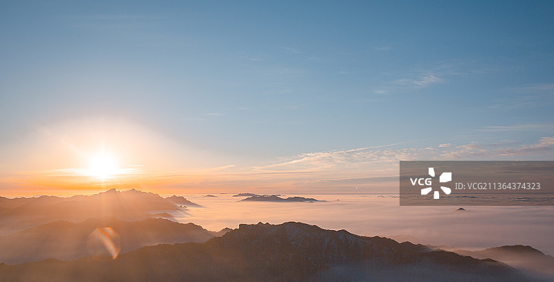 中国河南省洛阳市栾川县老君山风景区日出云海翻腾图片素材