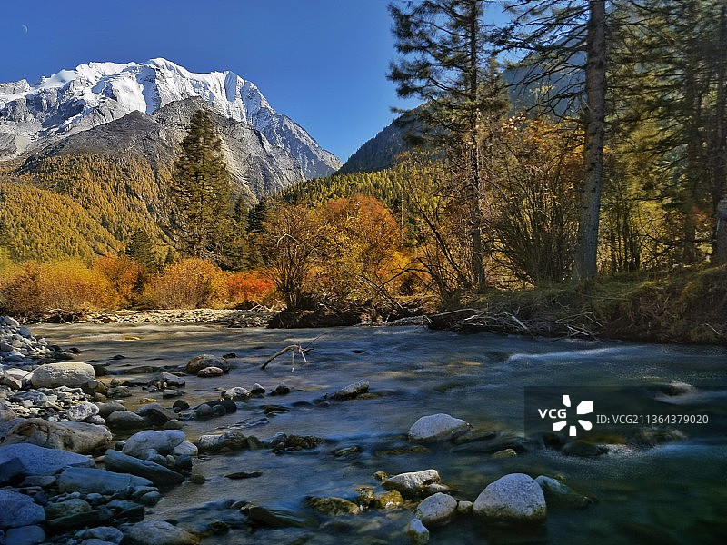 亚拉雪山秋色图片素材