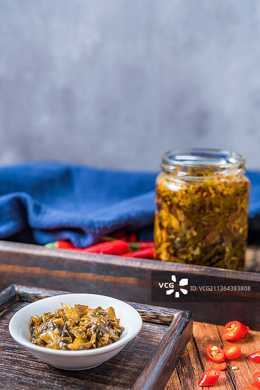 放在木桌上的中国传统美食老坛酸菜图片素材