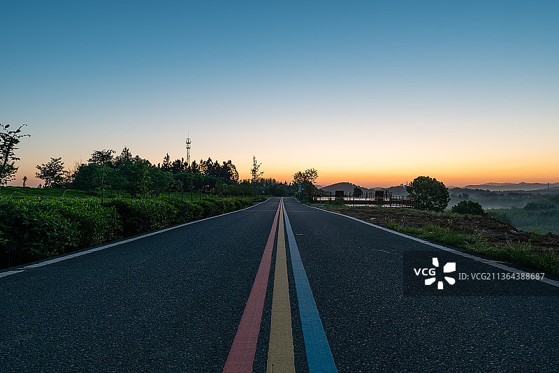 江苏溧阳1号公路晨曦图片素材