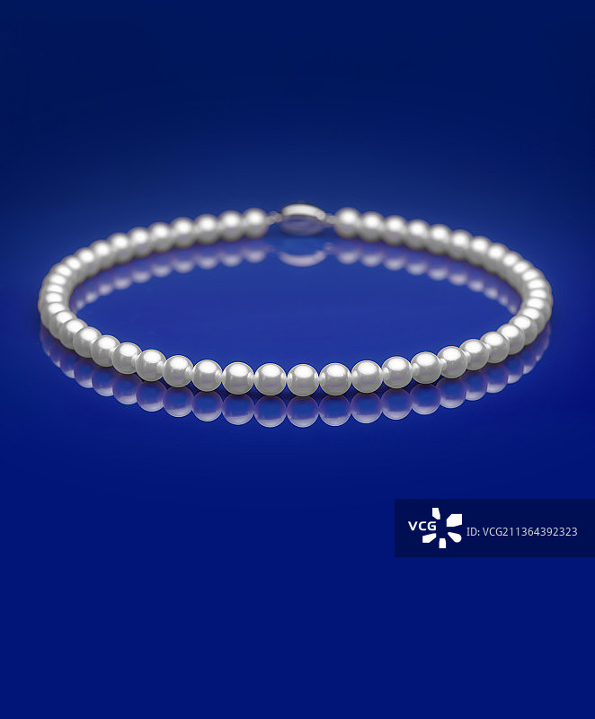 高端珍珠项链蓝色背景图片素材