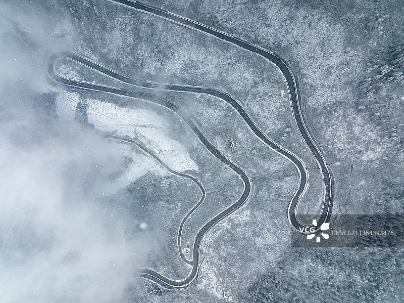 都江堰蒲虹路卡子垭口的初雪图片素材