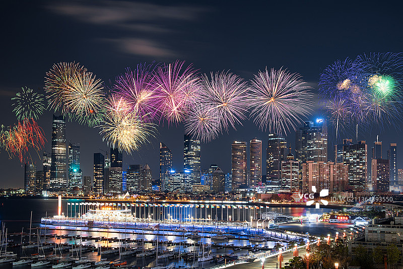 节日里的青岛城市夜景，焰火图片素材