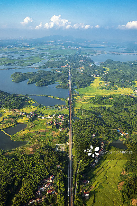 池州九华山机场起飞航拍江南丘陵铜九铁路沪渝高速图片素材
