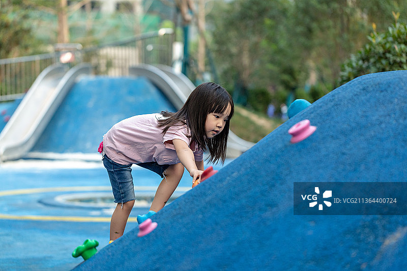 游乐场里的亚洲小女孩图片素材