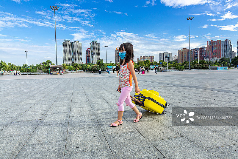 假期旅游拉行李箱的小女孩图片素材