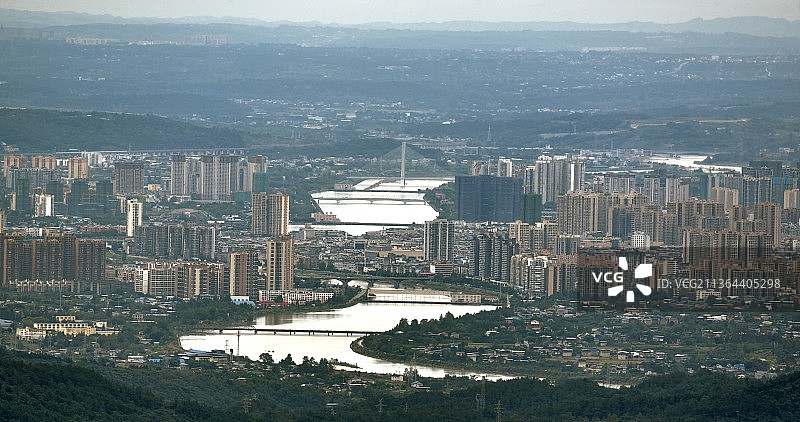 从四川江油窦圌山远眺俯瞰江油市全景图片素材