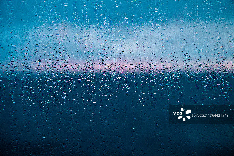 船上日出，丹麦法罗群岛湿玻璃窗全景图片素材