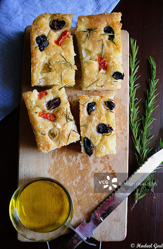 佛卡夏面包，砧板上蛋糕的俯视图图片素材