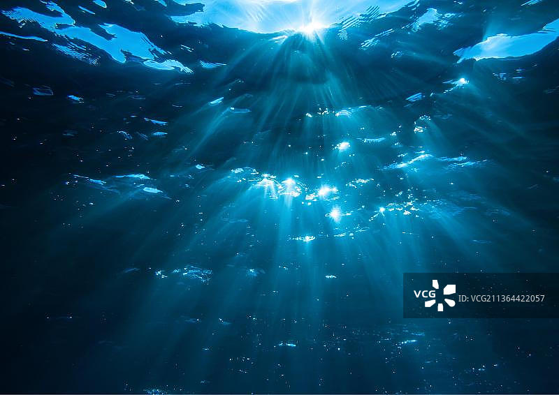 阳光透过云层的低角度视图图片素材