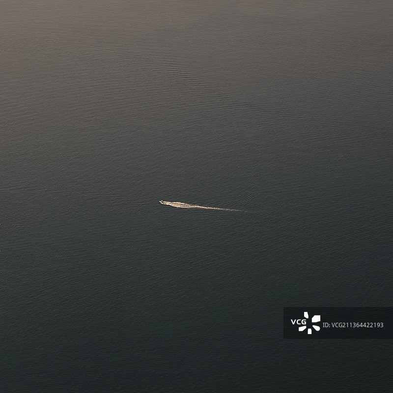 俯视视角：海中的船只图片素材