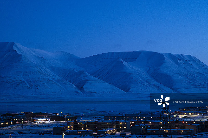 白雪皑皑的山峦映衬着湛蓝的天空图片素材
