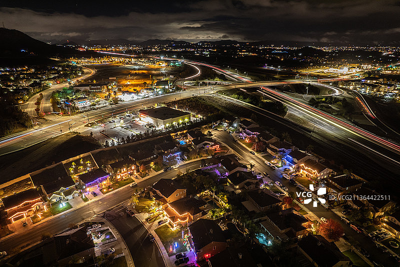 穆里埃塔圣诞节夜间城市建筑照明高角度视图图片素材