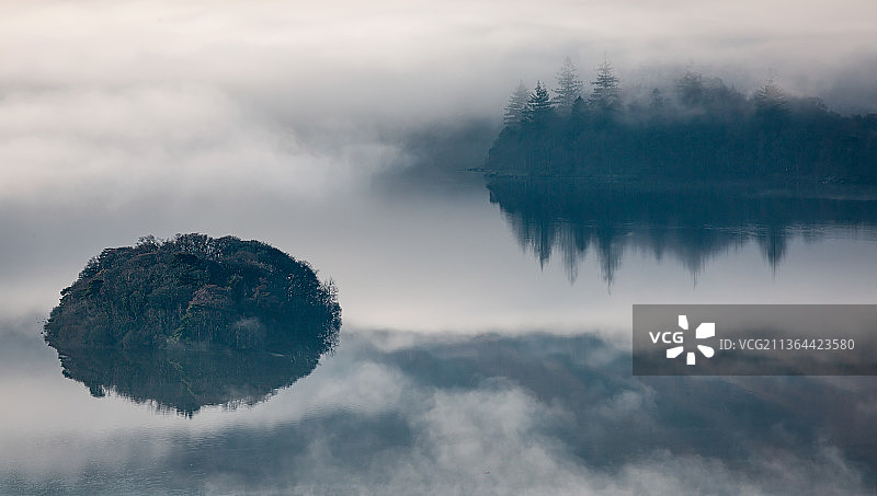 德温特湖云雾倒置，湖对天空的景色，凯西克，英国图片素材