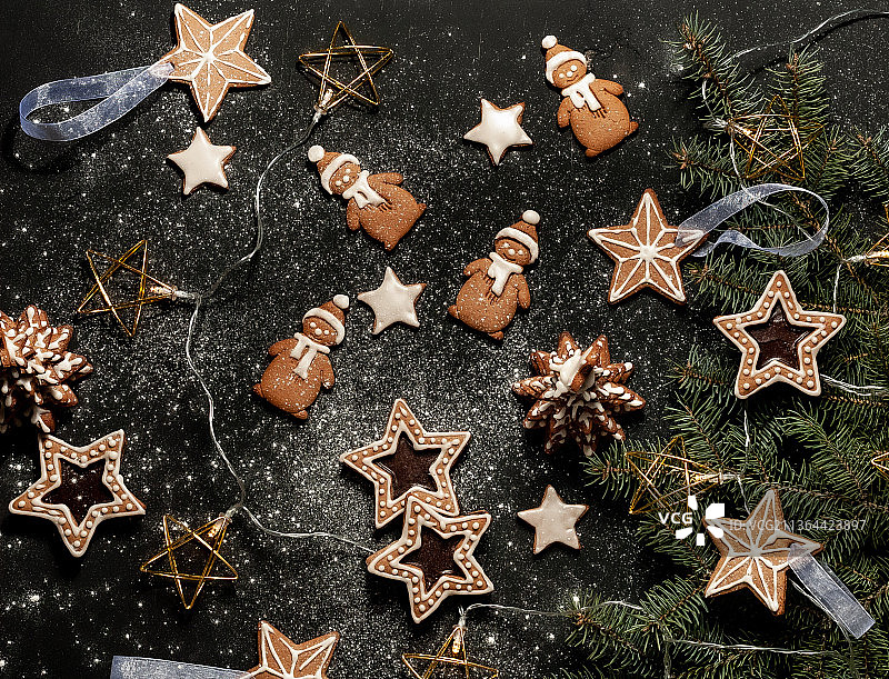 高角度的圣诞装饰在桌子上图片素材