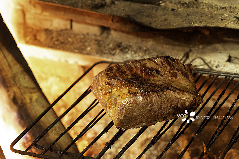 烤架上美味的牛肉里脊图片素材
