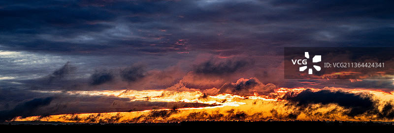 日落时分陆地上空的壮丽景色图片素材