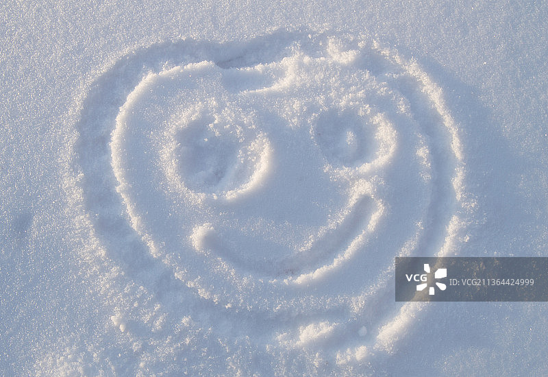 雪地上的笑脸图片素材