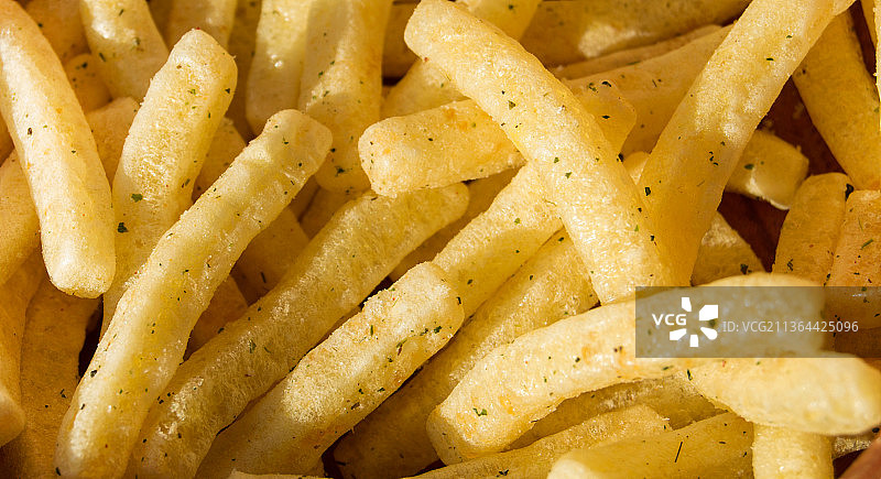 木制背景上的木碗炸薯条，俯视图片素材