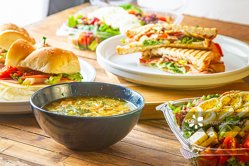 美国美食：桌上食物的高角度视图，罗德岛，美国图片素材