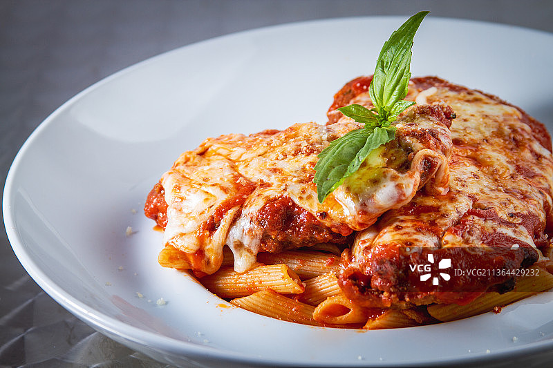 餐盘中的意大利美食特写图片素材