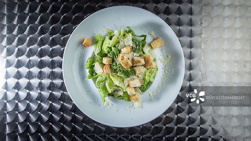 美国马萨诸塞州餐桌上的沙拉俯视图图片素材