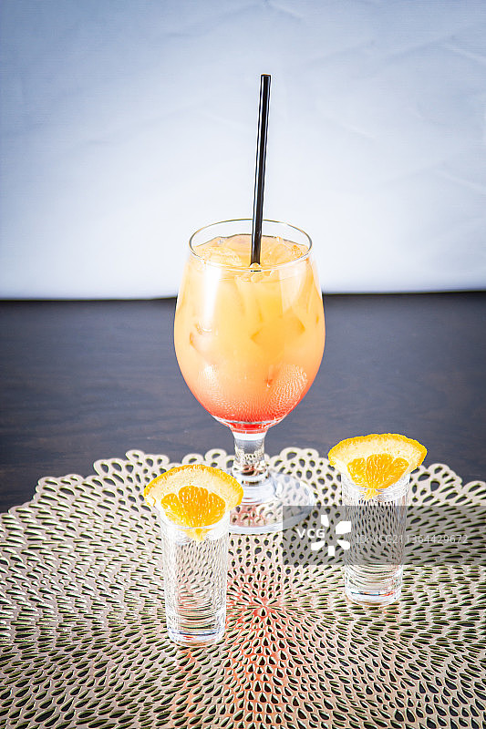 美式食物，桌上的饮品特写图片素材