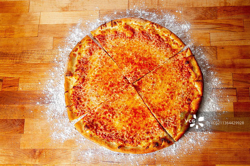 美国美食，餐桌上的披萨俯视图图片素材