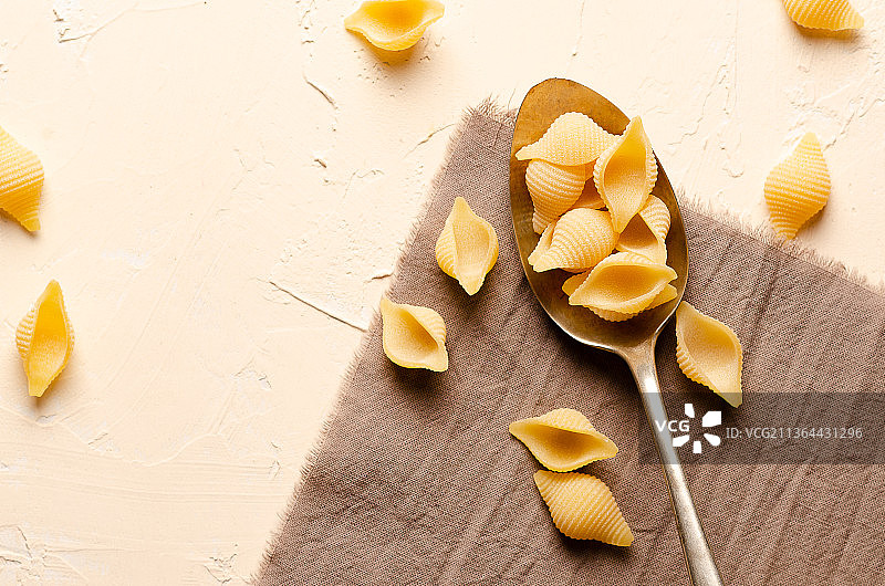 勺子和金属容器中的阿根廷意面图片素材