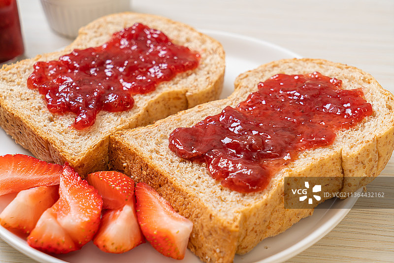 草莓酱和新鲜草莓全麦面包图片素材