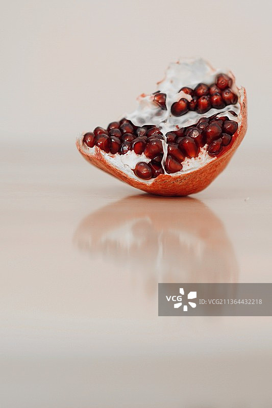 半个石榴特写图片素材