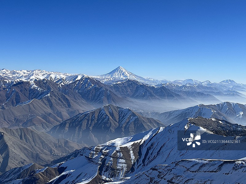 登山者的热爱，雪山对晴朗蓝天的景色图片素材