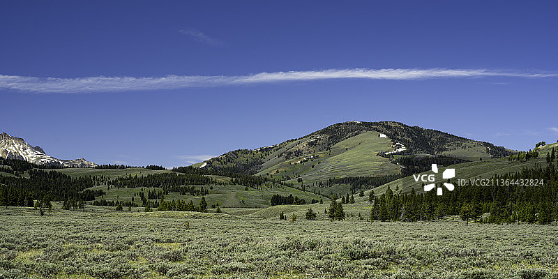 美国黄石国家公园草原和山脉上空的云彩美景图片素材