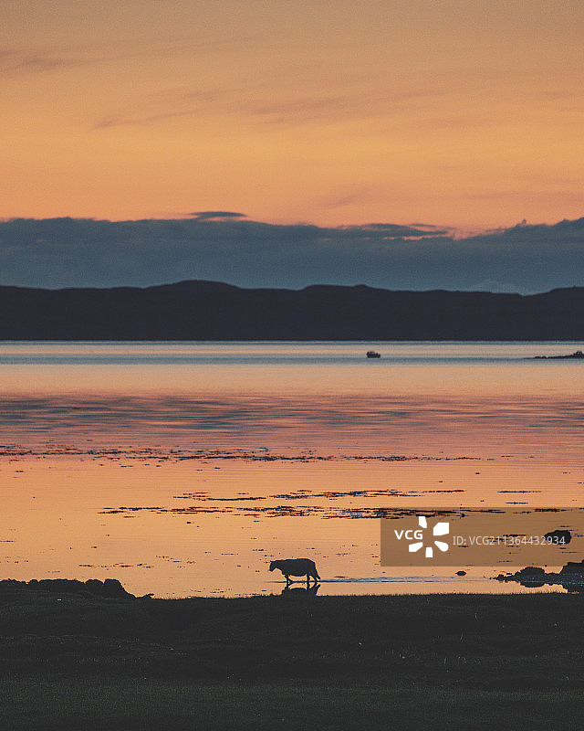 斯凯岛湖泊的橙色天空风景，英国图片素材