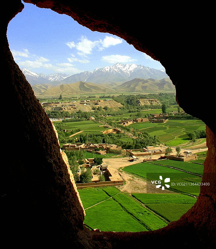 巴米扬大佛，透过拱门看到的风景图片素材