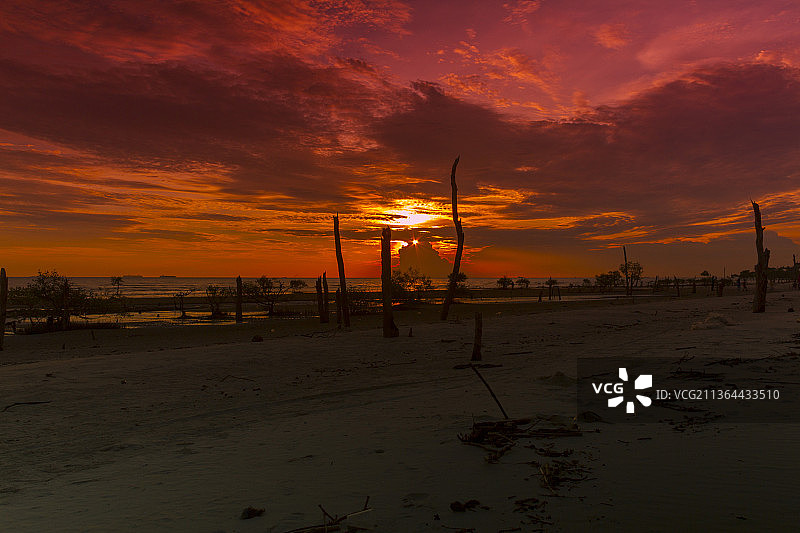 完美的一天结束，位于马来西亚雪兰莪州丹绒士拔图片素材