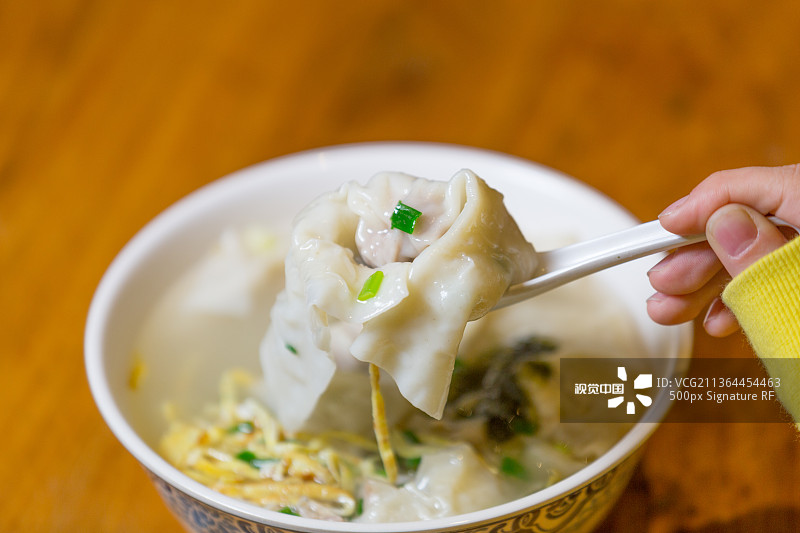 热腾腾的的馄饨图片素材