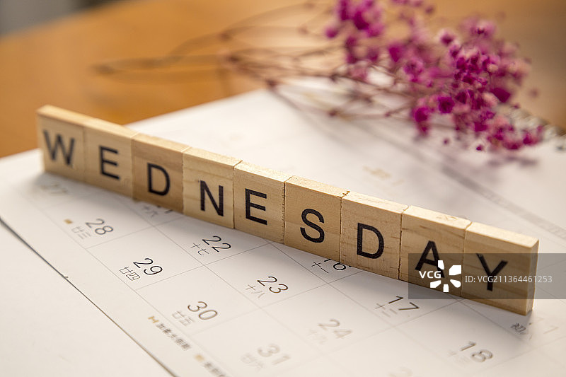 用木质积木砌成的字母单词星期三图片素材