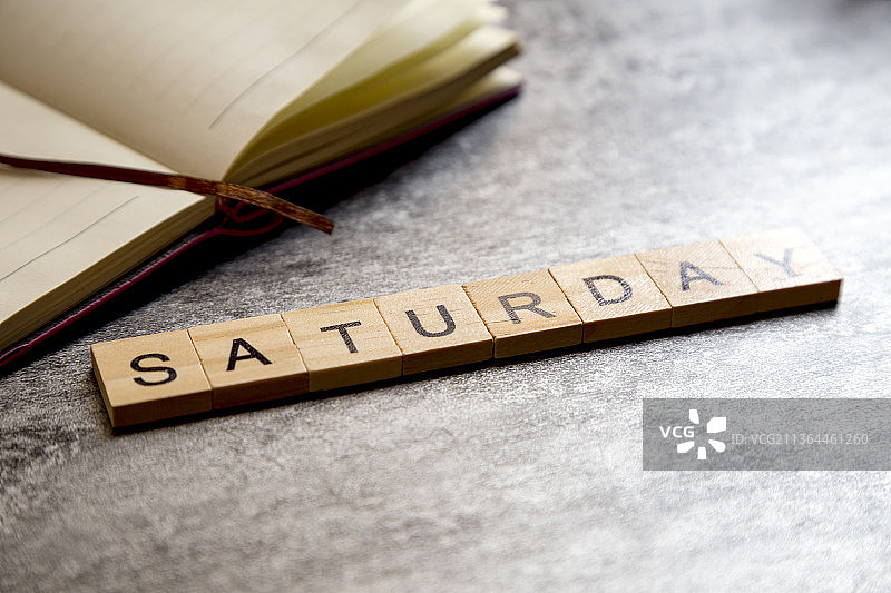 用木质积木砌成的字母单词星期六图片素材