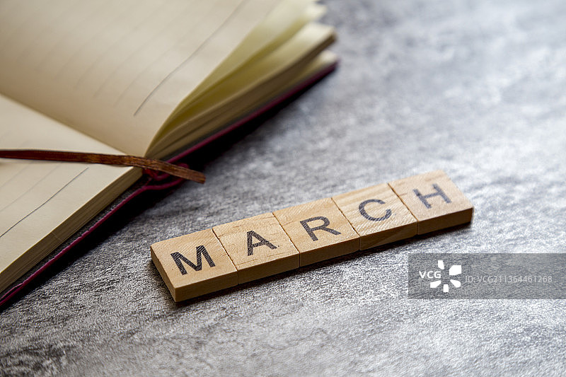 用木质积木砌成的字母单词三月图片素材