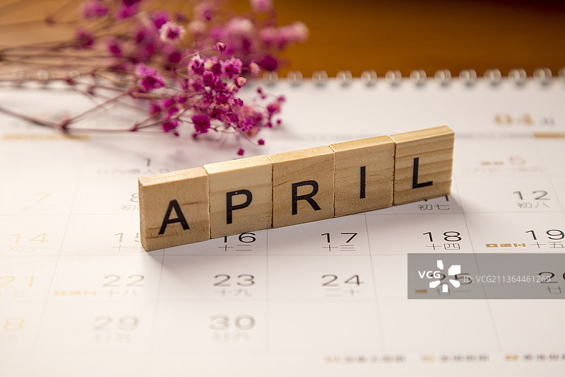 用木质积木砌成的字母单词四月图片素材