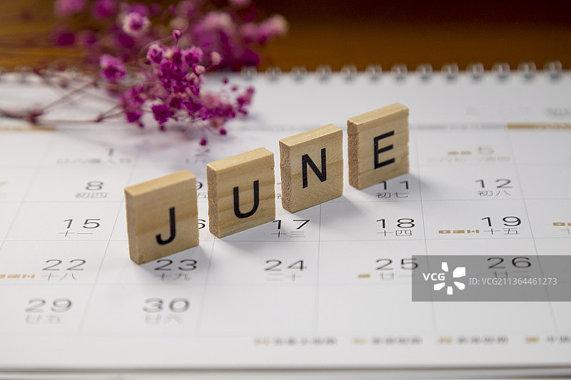 用木质积木砌成的字母单词六月图片素材