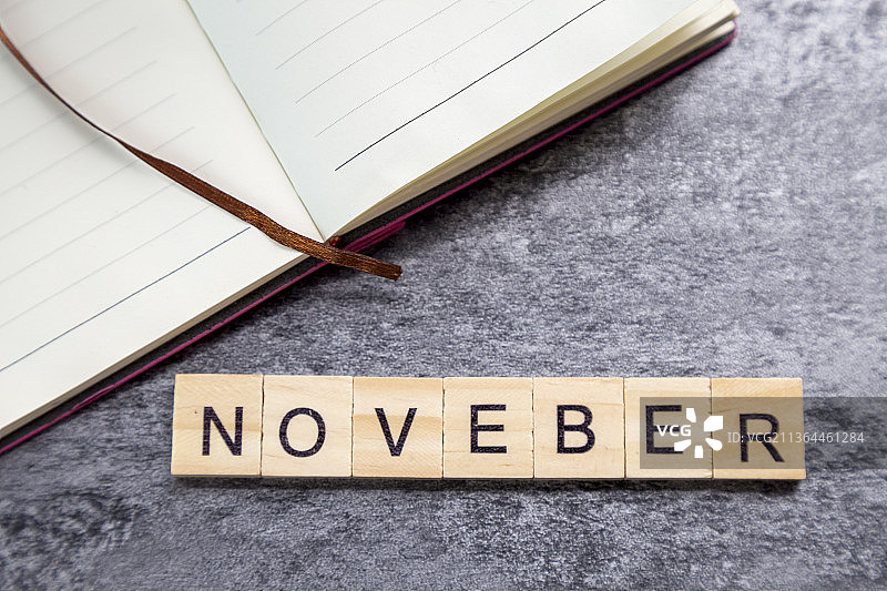 用木质积木砌成的字母单词十一月图片素材