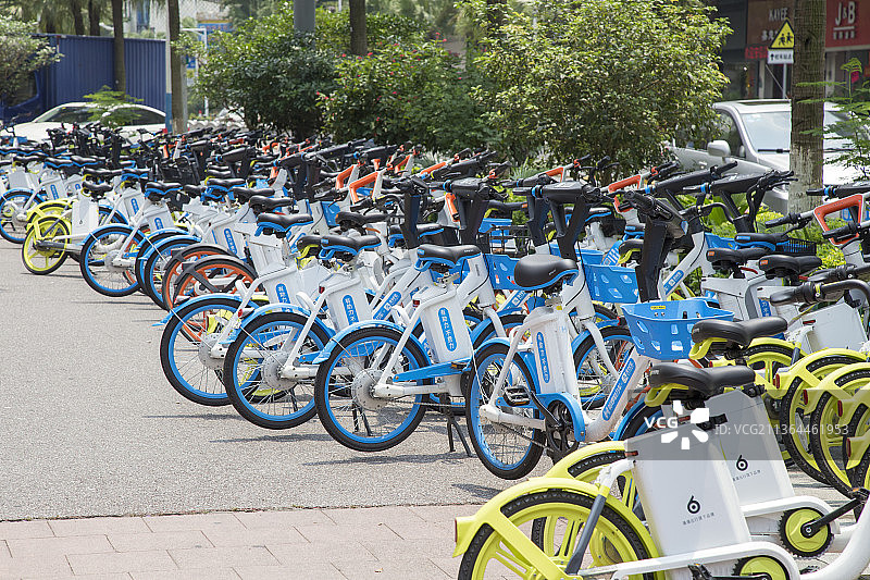 路边摆放整齐的助力共享自行车图片素材