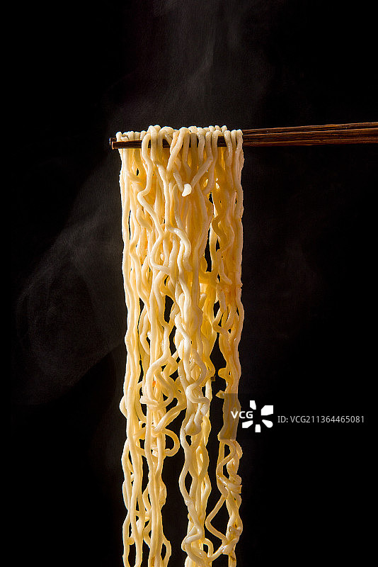 筷子上的方便面面条图片素材