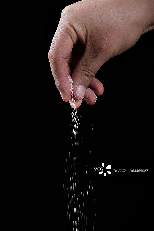 手撒食盐特写图片素材