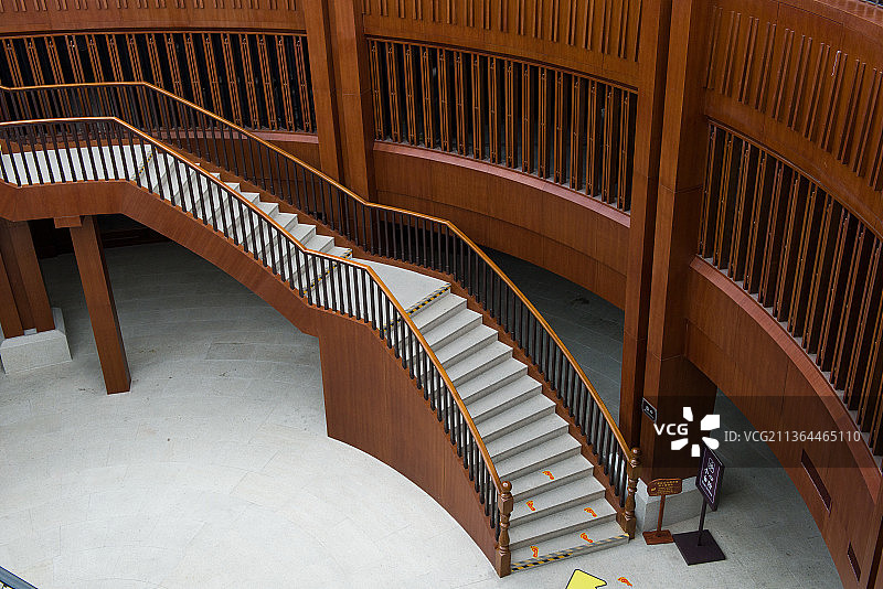 广富林公园里的木质楼梯图片素材